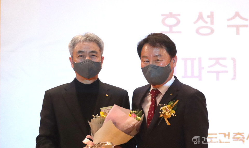 임기만료되는 호성수 감사에게 감사패 전달