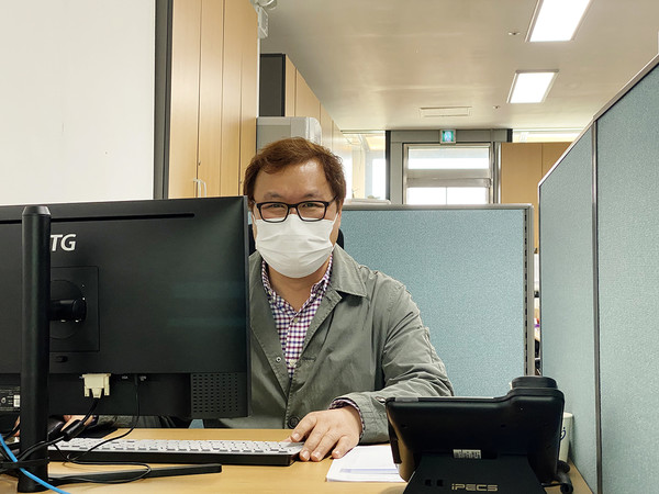 건축민원상담실 시범운영 중인 포천지역건축사회 회장 조성현 건축사(사진=김제윤)