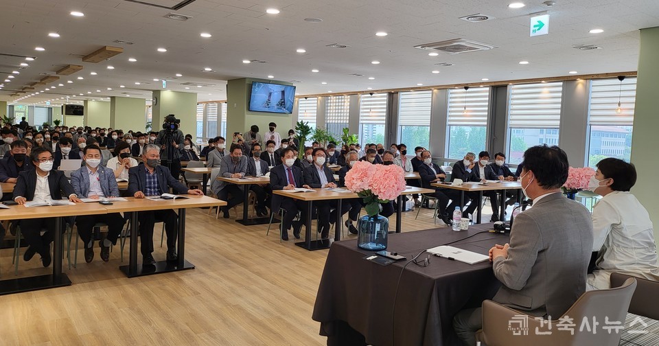 이번 정책간담회에는 경기도건축사회 정내수 회장을 비롯한 150여 명 회원들이 참석했다. 