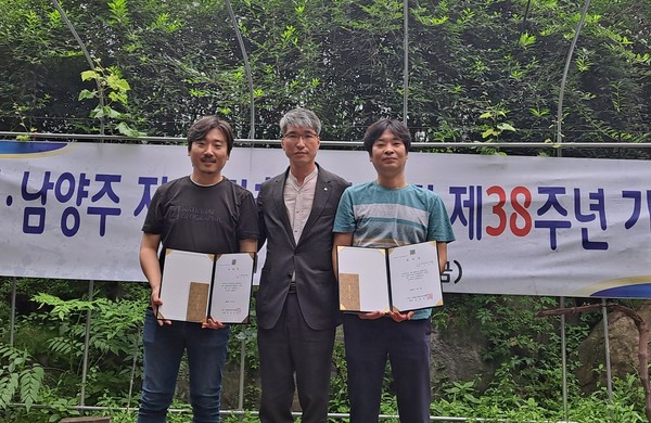 표창장을 수여받은 김선도 건축사(좌측), 김용민회장, 박용구 건축사(우측) (자료제공=구리남양주지역건축사회)