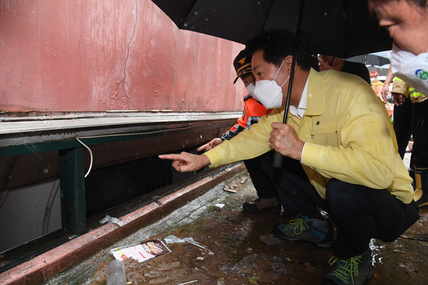 신림동 수해현장을 찾은 오세훈 서울시장(자료제공=서울시)