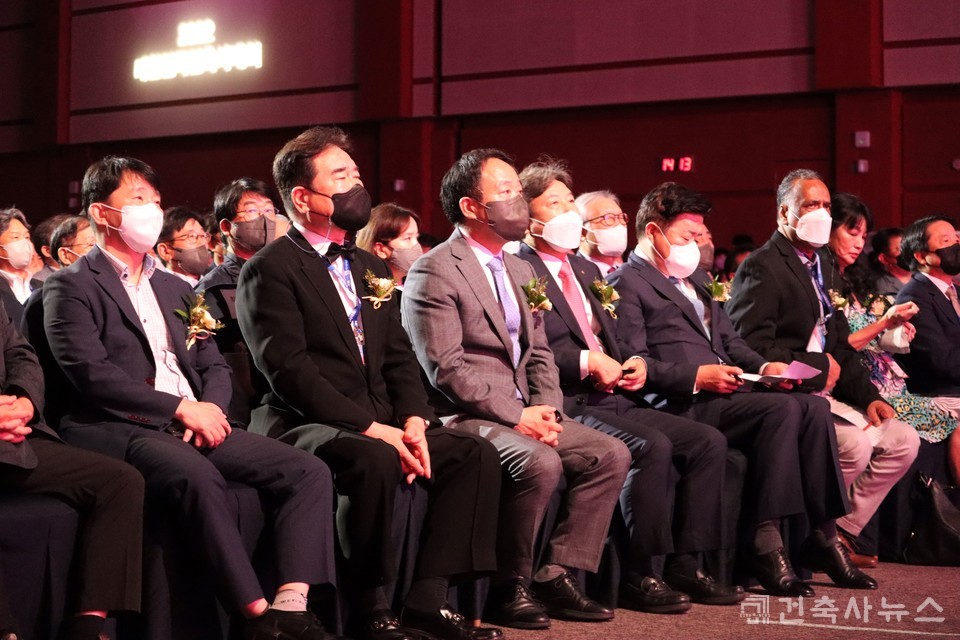 국내외 내빈이 참석해 2022대한민국건축사대회를 축하했다.