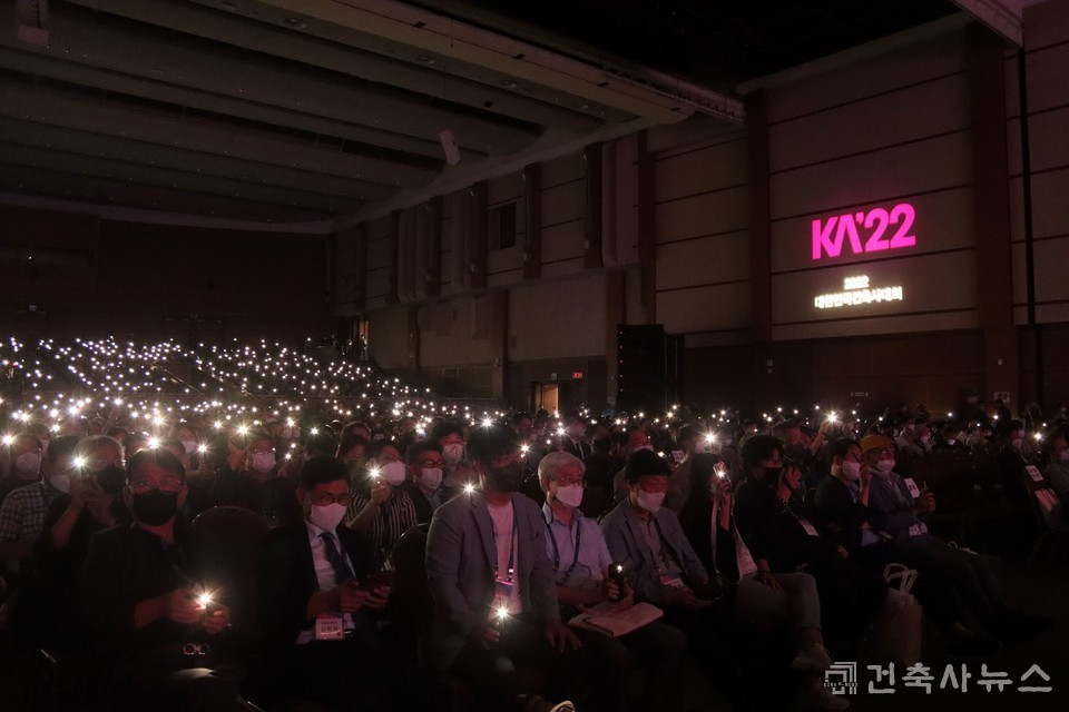 휴대전화 불빛을 켜고 손에 손잡고를 제창하는 특별 퍼포먼스를 진행했다. 