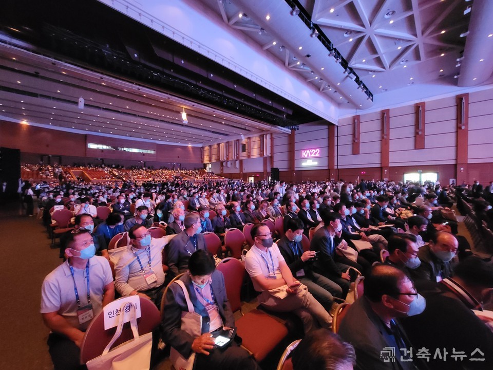 경기도건축사회 1200여 명의 회원들도 참석해 자리를 빛냈다.
