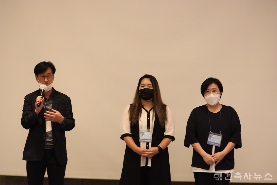 안성지역건축사회 최현묵 회장(맨 왼쪽)과 신입회원들