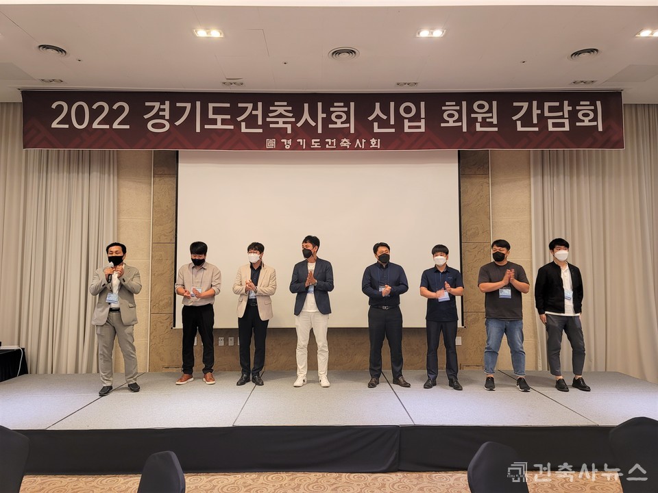 용인지역건축사회 최종찬 회장(맨 왼쪽)과 신입회원들