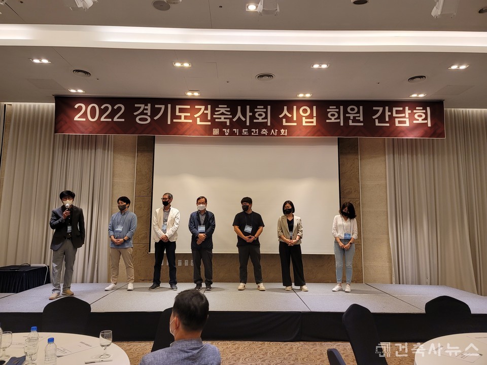 평택지역건축사회 송현철 회장(맨 왼쪽)과 신입회원들