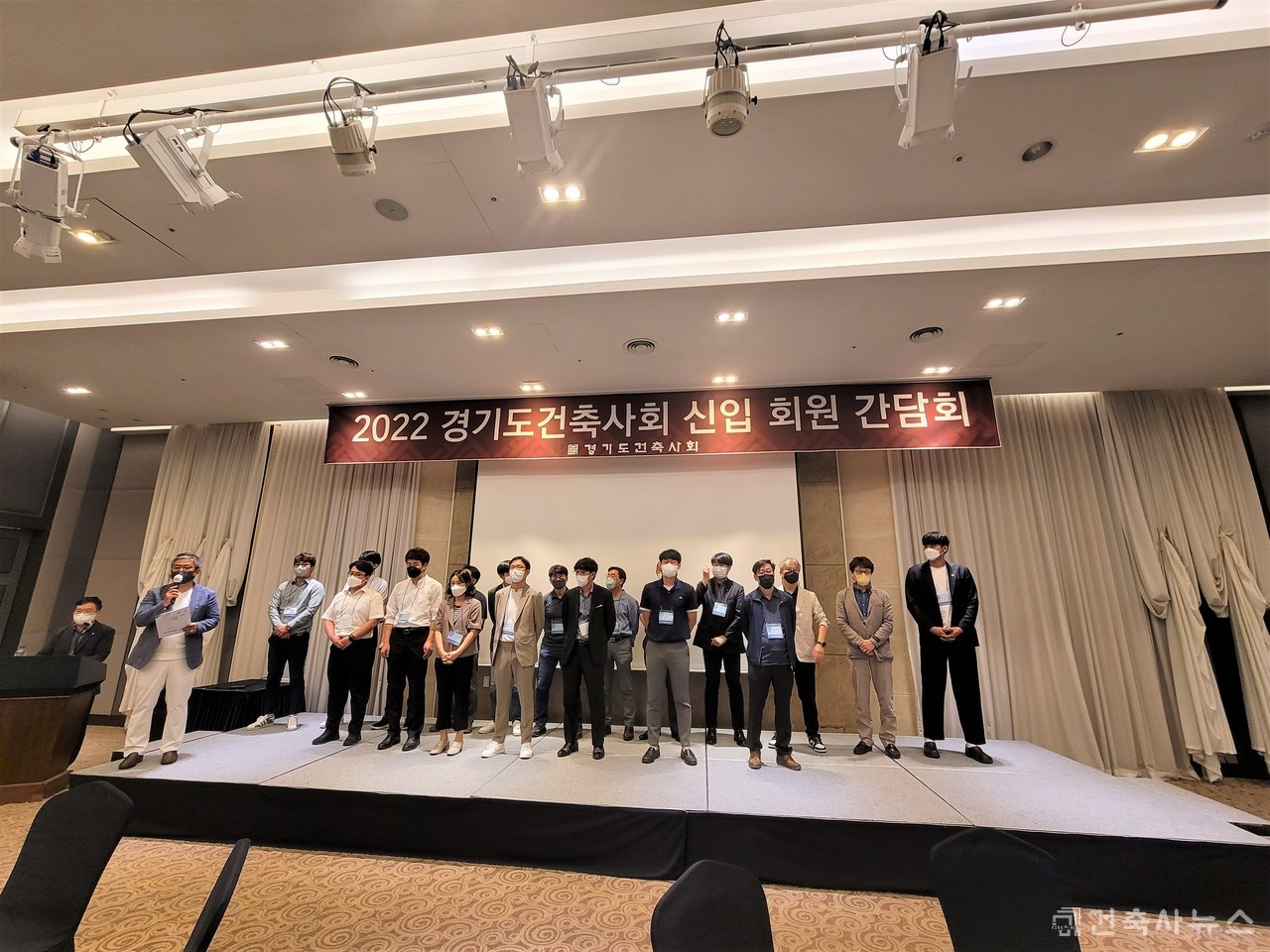 화성오산지역건축사회 유기성 회장(단상 위 맨 왼쪽)과 신입회원들