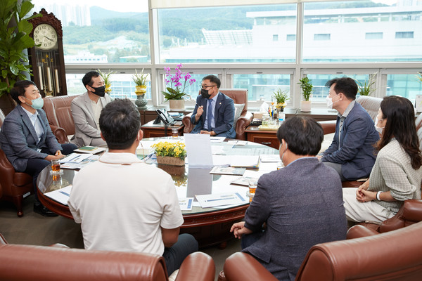 용인특례시 윤원균 의장과 용인지역건축사회 임원들 (자료제공=용인지역건축사회)