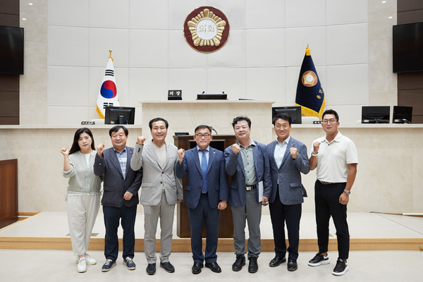  용인특례시 윤원균 의장과 용인지역건축사회 임원들(자료제공=용인지역건축사회)
