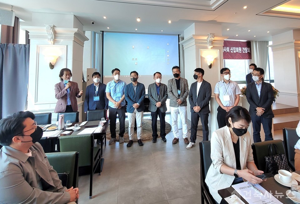 안양지역건축사회, 좌측부터 김길용 회장, 김종필 총무이사, 정영한 건축사, 홍기용 건축사, 조용문 건축사, 황종근 건축사, 박성득 건축사, 김재중 건축사, 김동직 건축사