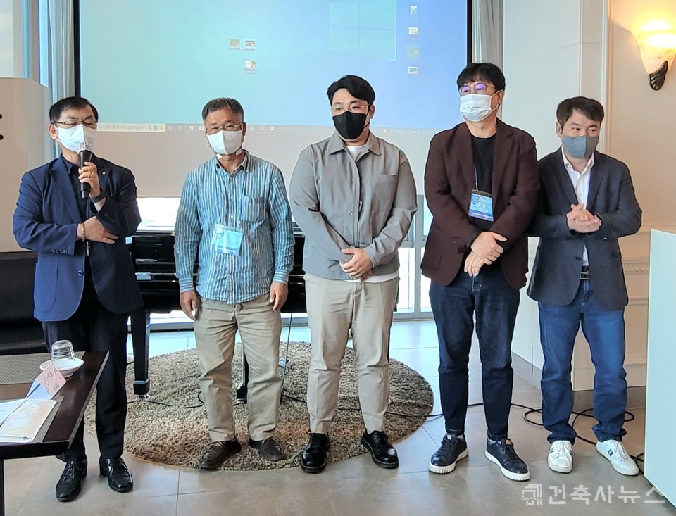 안산지역건축사회, 좌측부터 강동열 회장, 김성억 건축사, 민경진 건축사, 권경도 건축사, 허영철 건축사