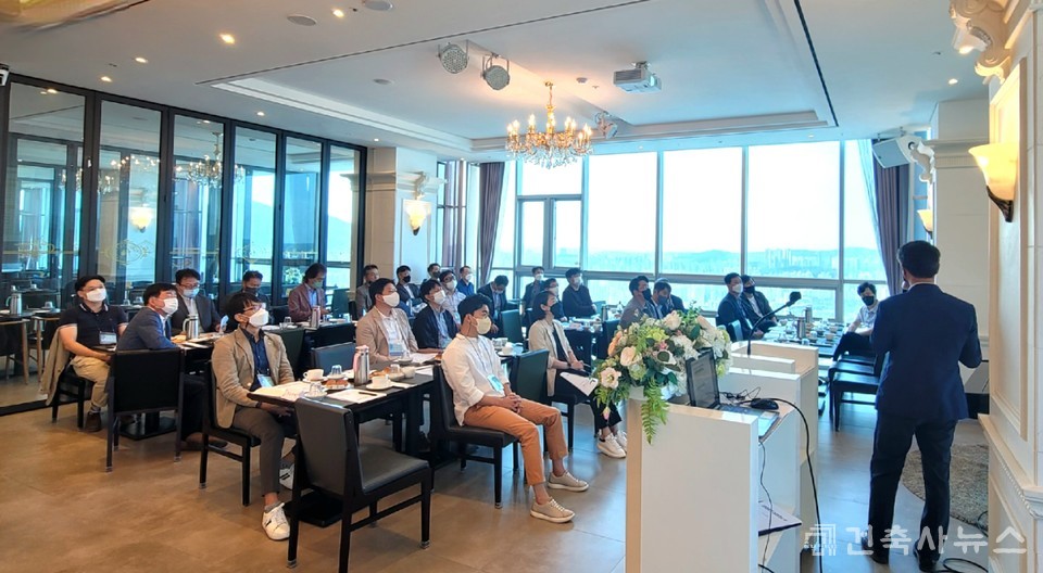 안양·안산·부천·광명지역건축사회 신입회원들이 강연을 듣고 있다. 