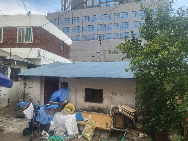 여름 장마로 피해를 입은 노후주택의 긴급보수 후의  지붕 모습(자료제공=부천지역건축사회)