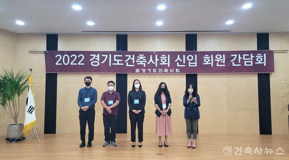 (좌측부터) 광주지역건축사회 김강래 건축사, 한태정 건축사, 김지영 건축사, 박정은 건축사, 광주지역건축사회 한재정 총무이사