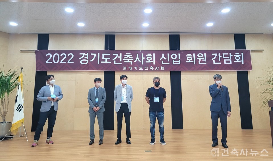 (좌측부터) 구리남양주지역건축사회 이정완 건축사, 배성환 건축사, 김영배, 건축사 최인규 건축사, 구리남양주지역건축사회 김용민 회장