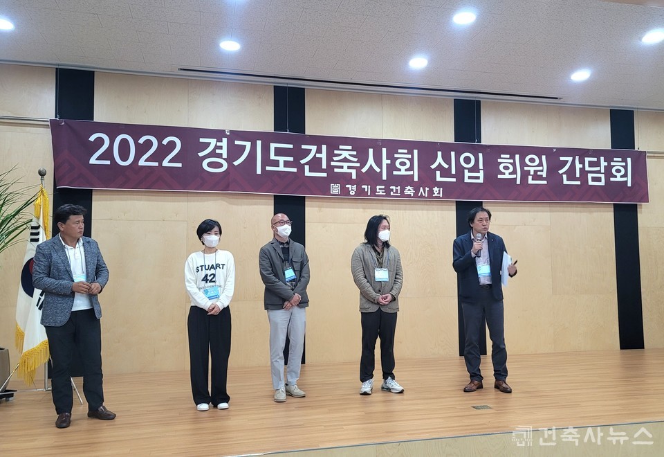 (좌측부터) 양평지역건축사회 양승창 부회장, 윤현정 건축사, 조병규 건축사, 조성현 건축사, 양평지역건축사회 우현배 회장