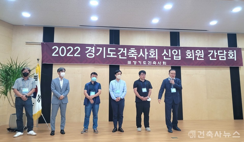 (좌측부터)이천지역건축사회 김민철 총무, 김학식 부회장, 천운기 건축사, 김인호 건축사, 오원석 건축사, 이천지역건축사회 최덕수 회장