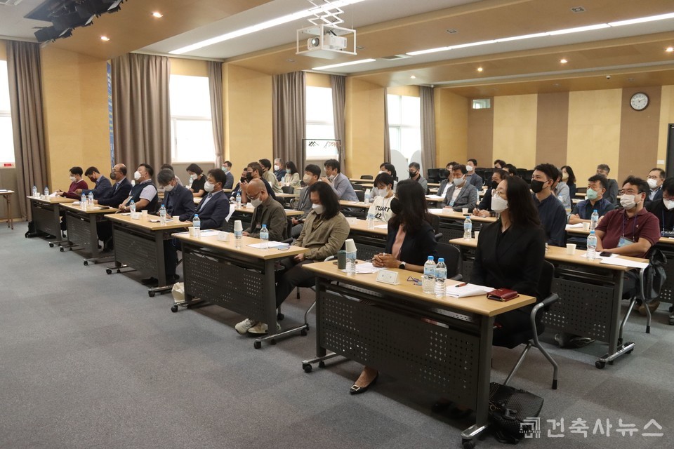 경기도건축사회 및 지역건축사회 임원, 신입회원 등 40여 명이 참석했다.