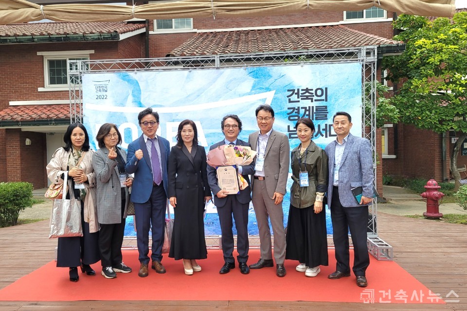 경기도건축사회 회원 및 동료 건축사들도 수상을 축하했다. 