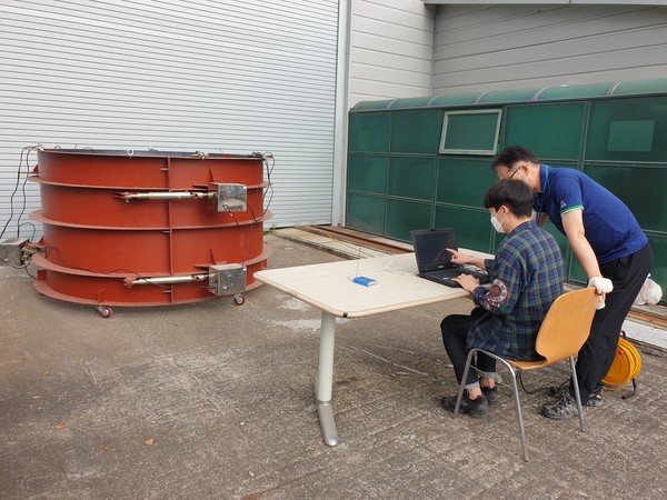 거푸집 전동스핀들 원격 조정 실험 장면(자료제공=한국건설기술연구원)