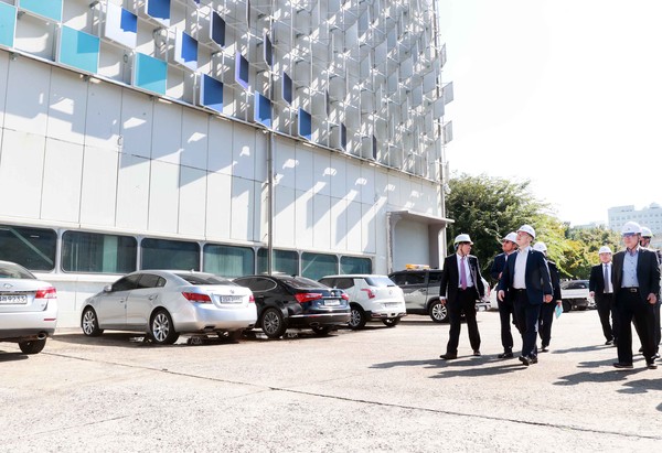  산업통상자원부 박일준 2차관은 11일 서울 에너지공사 건물일체형태양광(BIPV) 실증단지를 방문하여 운영현황을 점검하고, 관련제도 정비 및 산업생태계의 경쟁력 강화 지원을 당부했다.(자료제공=산업통상자원부)