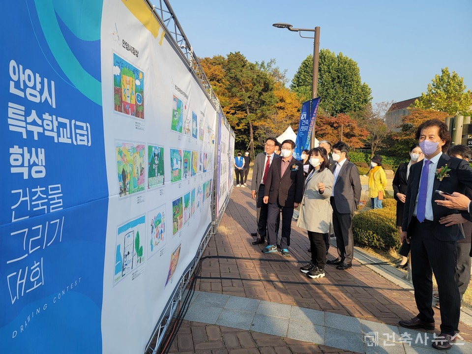 안양지역에서 진행한 안양시 특수학교(급) 학생 건축물그리기 대회 수상작 관람
