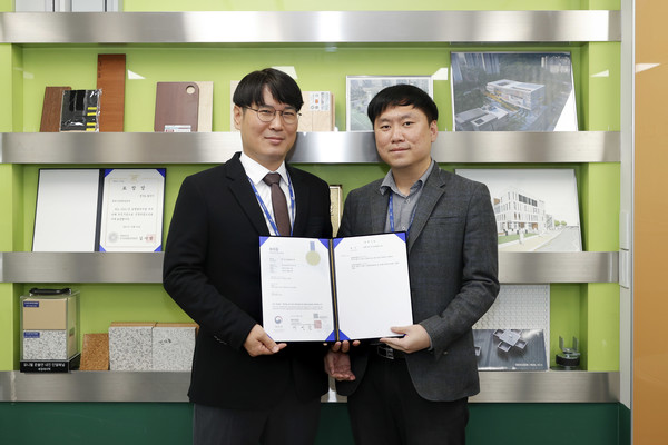 (좌측부터)이문규 주무관과 윤여훈 주문관이 특허증을 들고 기념사진을 찍고 있다.(자료제공=용인시)