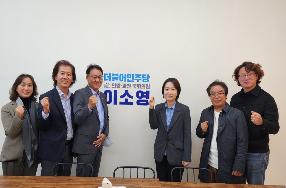 (좌측부터)안양지역건축사회 김재정 부회장, 김길용 회장, 경기도건축사회 정내수 회장, 더불어민주당 이소영 의원, 안양지역건축사회  이복남 문화교육위원장, 이재진 건축문화사업단장