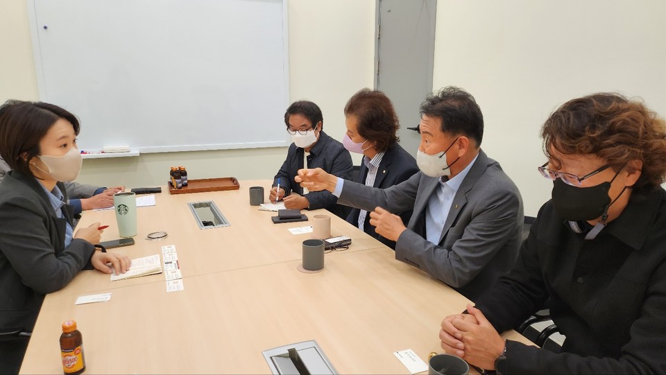 경기도건축사회와 안양지역건축사회는 더불어민주당 이소영 의원을 만나 건축사 업무 현안 및 개선 방향에 대해 설명하고, 관련 법률 개정에 관심과 지원을 당부했다.