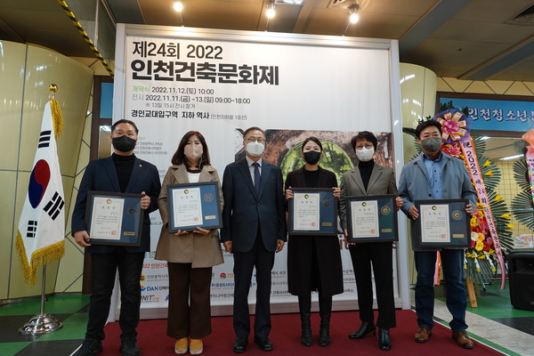 좌로부터  최복규, 이윤정, 한상을  인천시 초일류도시기획관, 정아, 정은선, 서문성배