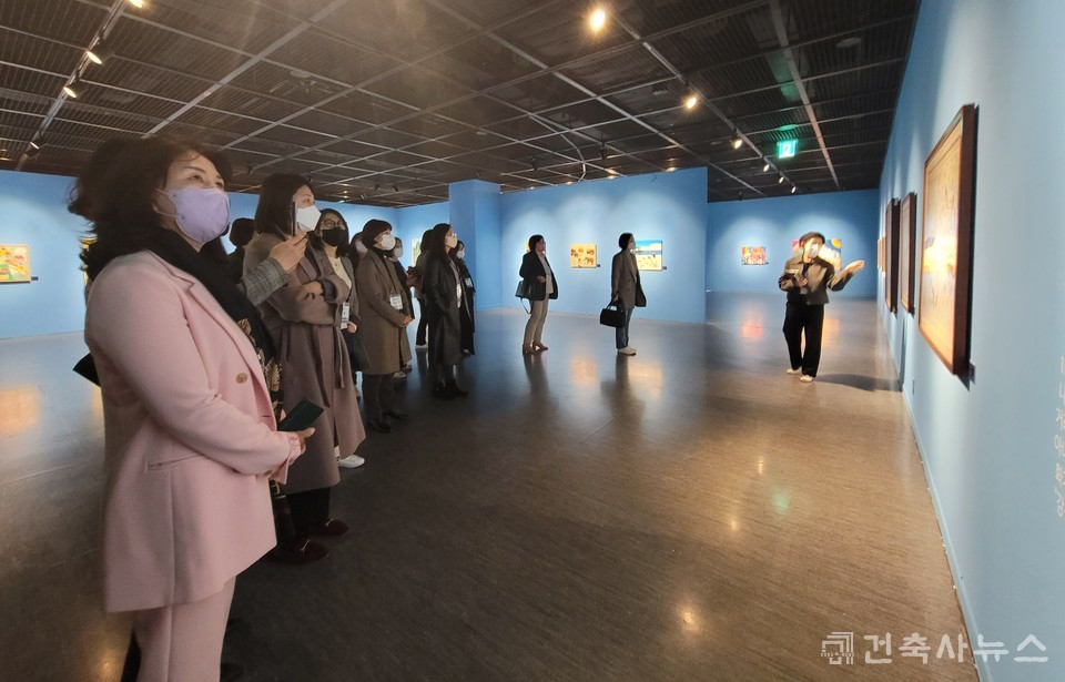 도슨트의 설명을 들으며 '드림어빌리티(Dreamability)'展을 관람