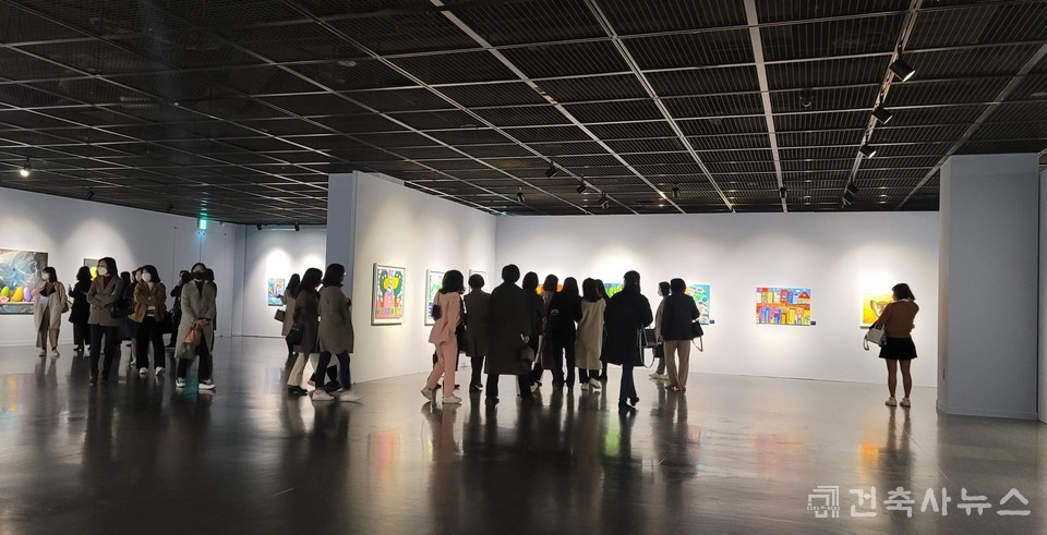 도슨트의 설명을 들으며 '드림어빌리티(Dreamability)'展을 관람