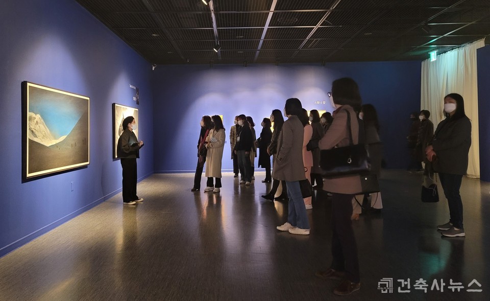 도슨트의 설명을 들으며 '드림어빌리티(Dreamability)'展을 관람