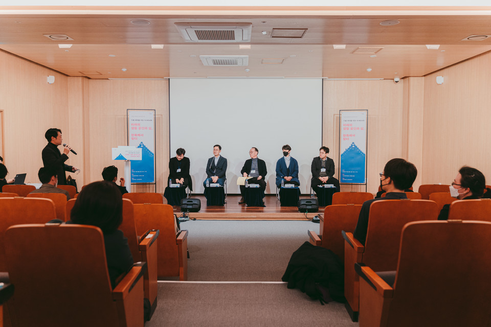 서울대학교 전봉희 교수가 마이크를 건내받아 패널 토론을 진행했다. (맨 좌측)한양대 김재경 교수, (단상 위  좌측부터)김정현 홍익대 교수,  김영수 서울시립대 교수, 전봉희 서울대 교수, 김원천 참우리건축 한옥연구소 소장, 장필구 동양미래대학교 교수