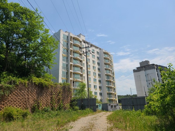 용인특례시가 장기간 공사중단된 건축물 17곳에 대한 정비에 나선다. 처인구 고림동 한 건축물이 공사가 멈춘채 방치돼있다.(자료제공=용인시)