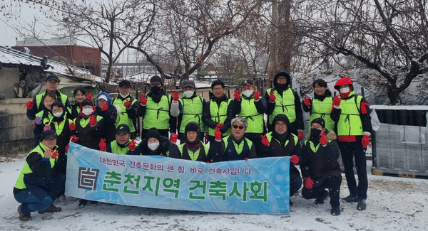 2022 춘천지역건축사회 연탄봉사활동(자료제공=춘천지역건축사회)