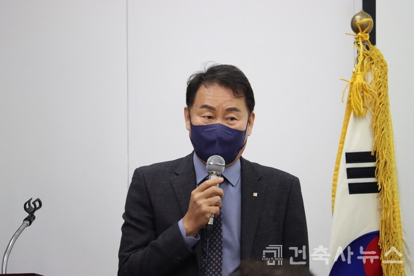 신년인사 중인 경기도건축사회 정내수 회장