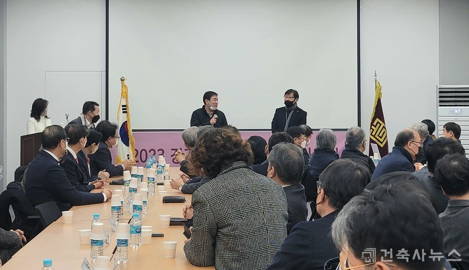 지역건축사회 회장단 및 신임 회장단의 인사와 덕담도 나누었다.