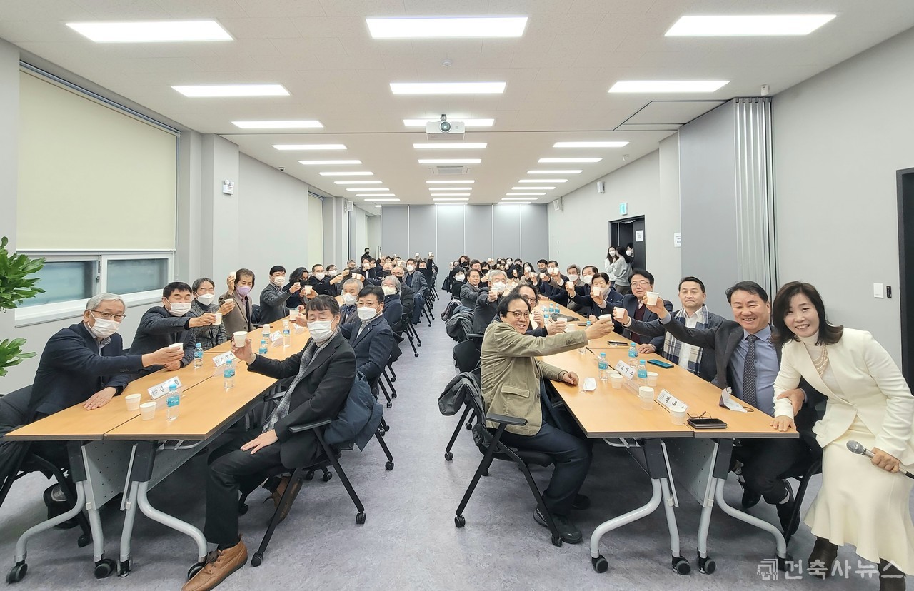 경기도건축사회 임원, 역대회장, 지역건축사회 회장단, 이사, 위원장, 경기도건축사신협 임원진 등이 참석해 신년 인사를 나누었다. 