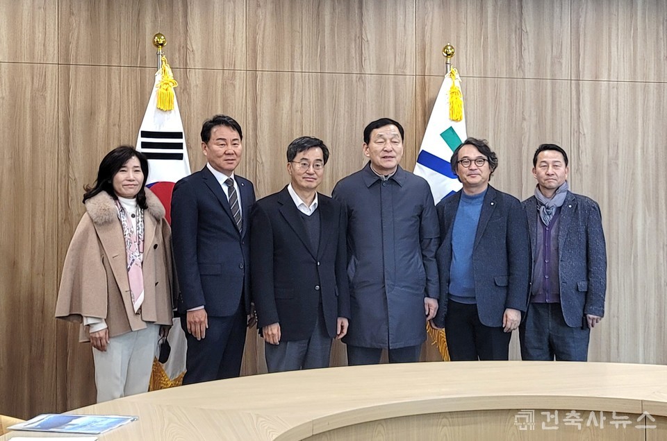좌측부터 경기도건축사회 이민자 기획위원장, 정내수 회장, 김동연 경기도지사, 더불어민주당 김철민 의원, 최형순 부회장, 조영수 부회장