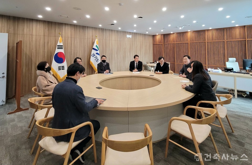 경기도청 도지사실에서 김동연 경기도지사와 더불어민주당 김철민 의원과 만나 건축 관련 제도 및 행정 개선 방안에 대해 논의했다.