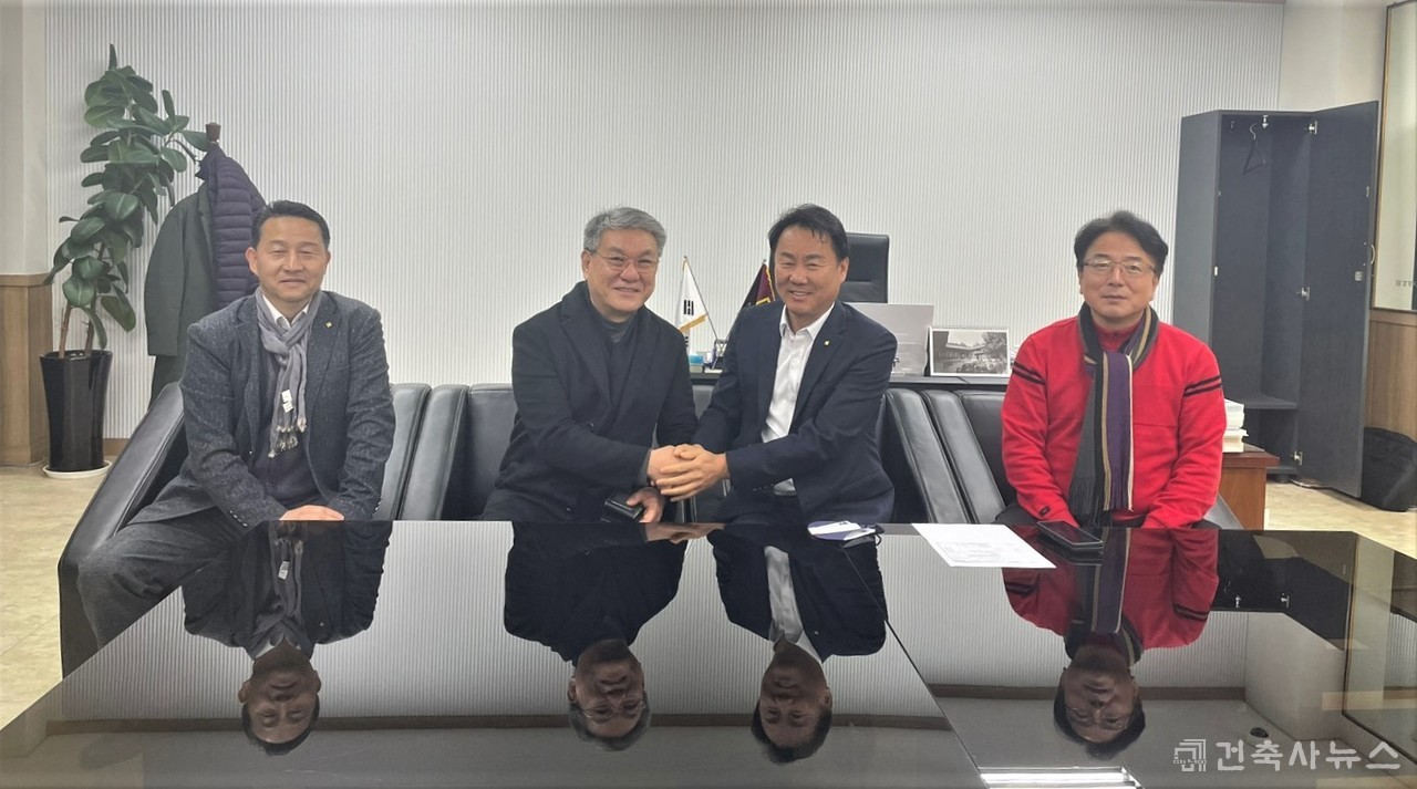 (좌측부터) 경기도건축사회 조영수 부회장,  한국건축가협회 경기건축가회 서주호 회장, 경기도건축사회 정내수 회장, 양정식 부회장