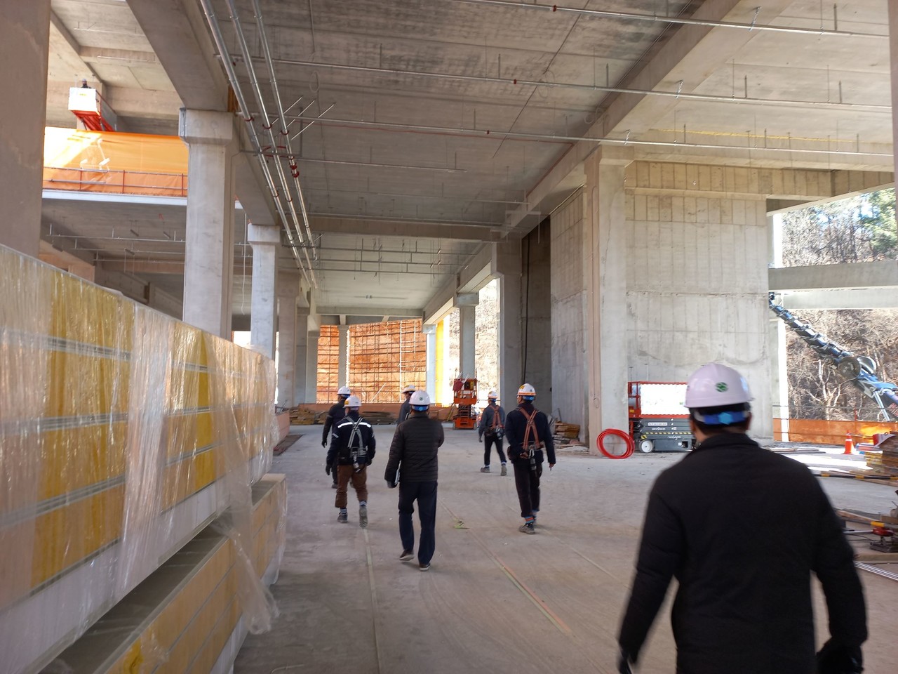 시 관계자가 공사 현장을 둘러 보고 있다.(자료제공=용인시)