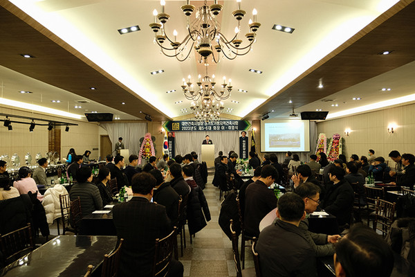 서태원 가평군수가 축사를 하고 있다.(자료제공-가평지역건축사회)