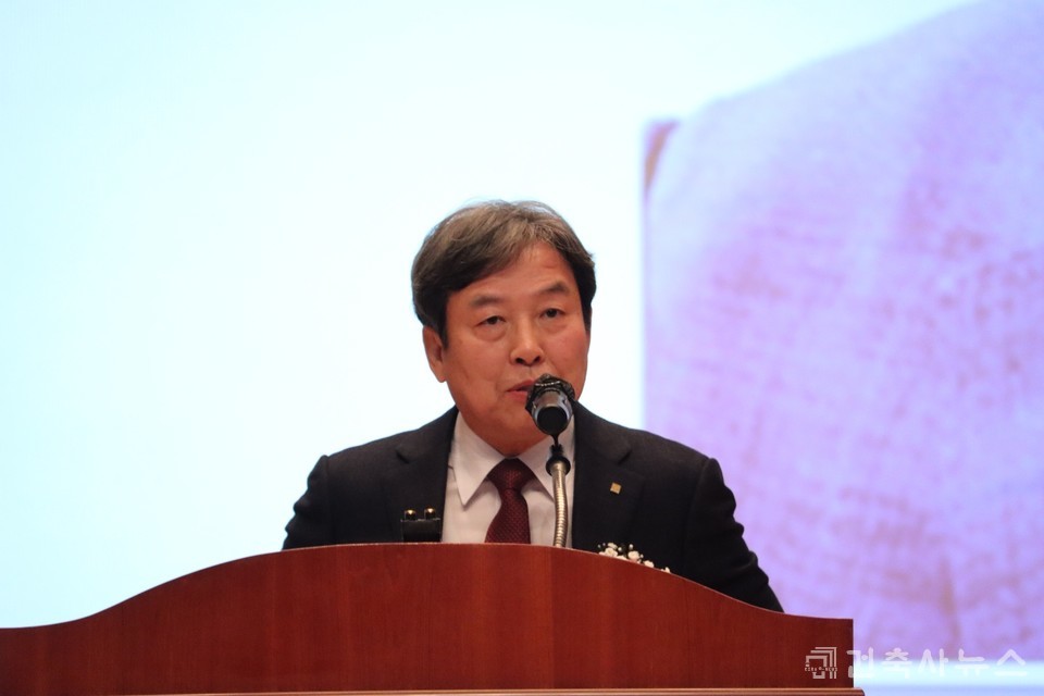 격려사 중인 대한건축사협회 석정훈 회장