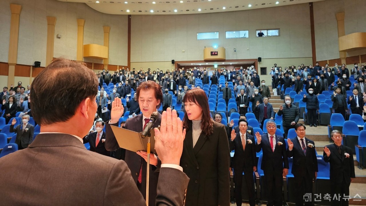 안양지역건축사회 김길용 회장과 시흥지역건축사회 이연정 회장의 선창에 따라 건축사 헌장을 낭독 중인 회원들 