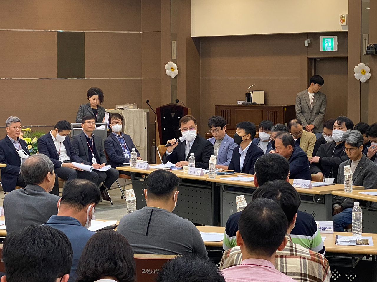 간담회에서 의견 개진 중인 포천지역건축사회 조성현 회장(사진 중앙의 화자)(사진=김제윤)
