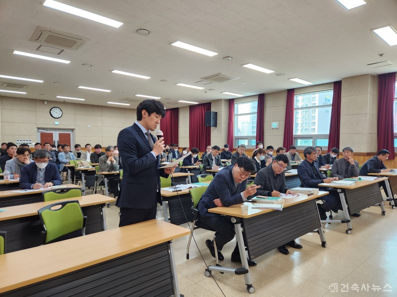 발언 중인 구리남양주지역건축사 회원들
