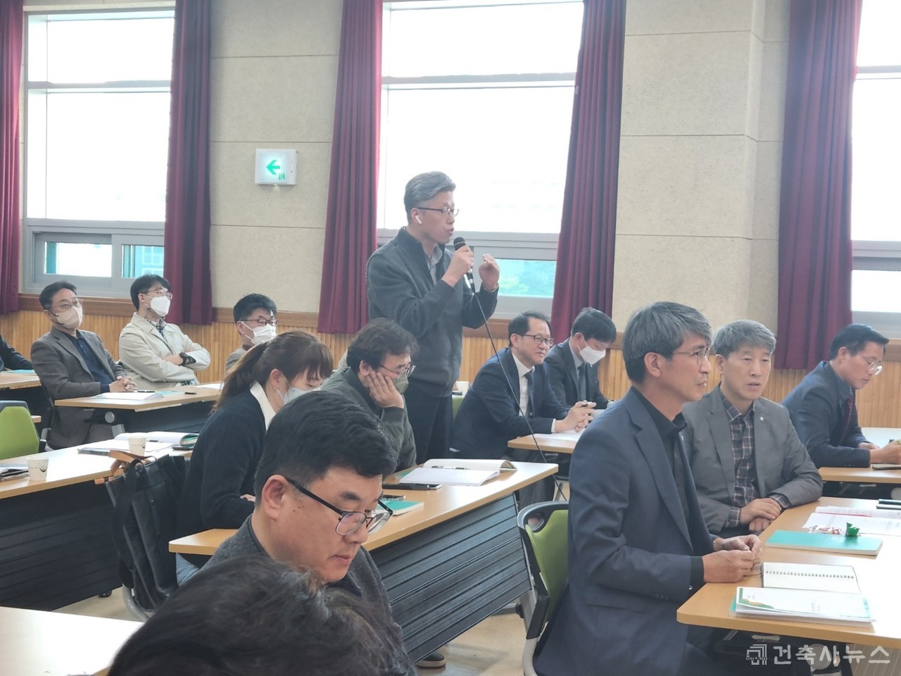 발언 중인 구리남양주지역건축사 회원들